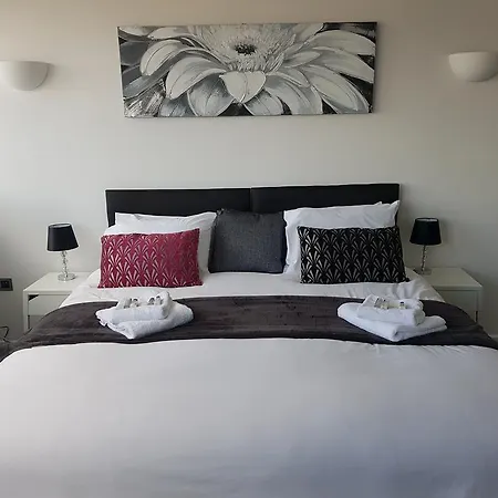 Two Bed Modern City Center With Gorgeous Views Apartment