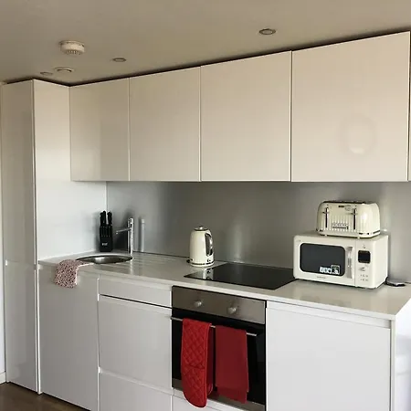 Two Bed Modern City Center With Gorgeous Views *