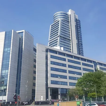 Two Bed Modern City Center With Gorgeous Views